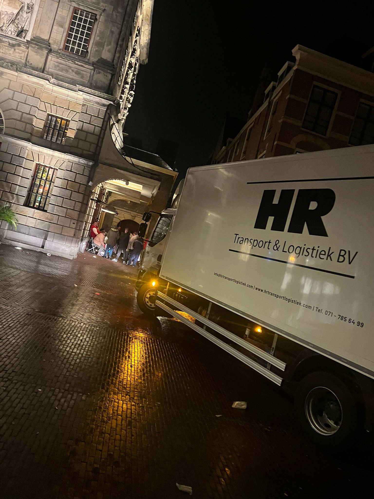 HR Transport vrachtwagen bij nachtelijke levering